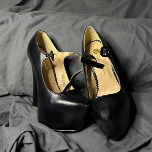 Chase & Chloe black size 5.5 5” heel 1.5” platform , rocks any outfit